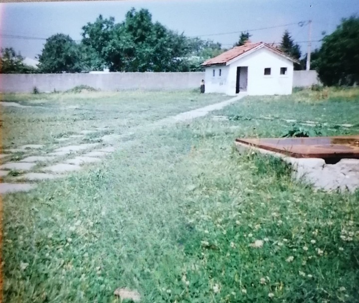 Fostul WC curtea scolii generale din Caldararu, Cernica